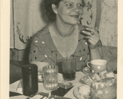 L. Janušytė, sėdinti prie stalo. XX a. 6 deš. Vieta ir fotografas nežinomi