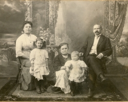 Gydytojas Feliksas Janušis (1867–1920) su žmona Sofija Litvinaite-Janušiene (1884–1964), dukromis Liucija (Liūne) Janušyte (1909–1965), Felicija Janušyte (1912–1990) bei močiute Ona Litviniene (Dobkevičiūte). Fot. I. Survila, Kretinga, apie 1913 m.