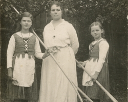 S. Janušienė su dukromis – kairėje Liucija, dešinėje Felicija, grėbiančiomis šieną. 1922 m. Kretinga (?)