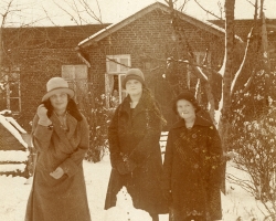 Seserys Janušytės iš kairės Liucija, Felicija, Marija (?) Šalia savo namo Kretingoje. 1927 m. lapkričio 16 d.