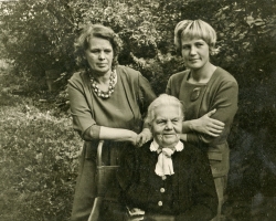 S. Janušienė, sėdinti neįgaliojo vežimėlyje, šalia dukra F. Janušytė ir anūkė A. Margenytė-Danilovič. Sode prie namų, Panevėžys, 1963 m.