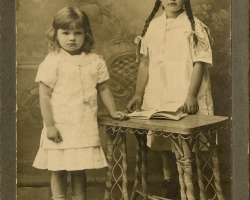 Seserys Janušytės – iš kairės Felicija ir Liucija. Apie 1915 m.