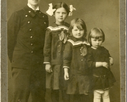 Seserys Janušytės – iš dešinės Marija, Felicija, Liucija, Kazimieras Litvinas. 1916 m. Ugličius (Jarovslavlio sr., Rusija) Fot. A. Rusajev