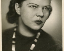 L. Janušytės portretas. 1950 m. birželio 2 d. Su dedikacija kitoje pusėje dedikacija dukterėčiai Aldonai (Margenytei-Danilovič)