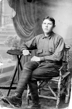 Karteniškis Konstantinas Gagilas (1898–1920), karys savanoris, kulkosvaidžių būrio vadas, žuvęs prie Varėnos kovoje su lenkais, palaidotas Dauguose. Apie 1919 m. Lietuvos etnografijos muziejus, LEM M-4951