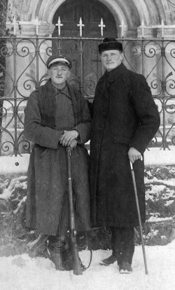 Broliai Riaukos iš Kretingos valsčiaus Raguviškių kaimo prie Kretingos cerkvės: kairėje – Alfonsas, 1919 – 1921 m. karys savanoris, nuo 1922 m. pasienio policininkas, dešinėje – Konstantinas, ūkininkas, 1944 – 1957 m. sovietų kalinys ir tremtinys. 1919 m. vasaris. Kretingos muziejus, KM IF-4614