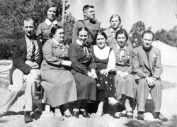 Karys savanoris, Kretingos šaulių rinktinės vadas, kapitonas Petras Buragas (1899–1986) (stovi viduryje) su grupe kretingiškių. Apie 1936 m. Kretingos muziejus, KM P 8920/4
