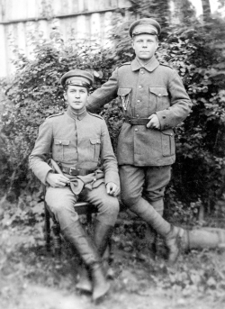 Iš Kretingos kilęs karys savanoris Leonardas Šikšnius (stovi). Tauragė, 1918 m. rugpjūčio mėn. Emilijos Pakutinskienės asmeninis rinkinys