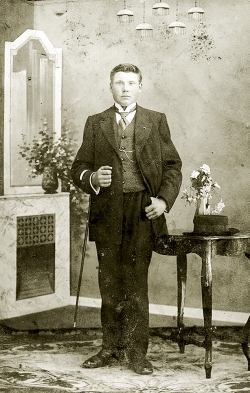 Lietuvos kariuomenės kūrėjas savanoris Steponas Stoukus (1896–1920) iš Kretingos, žuvęs mūšyje su lenkais ties Bielolese, Gudija. Apie 1918-1919 m. Kretingos muziejus, KM IF 8643
