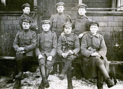 Kretingos apskrities komendantūros kuopos kariai savanoriai. 1919 m. Kairėje sėdi Juozas Pabrėža. Antros eilės kairėje stovi Kazimieras Piktuižis, dešinėje – jo brolis Stanislovas Piktuižis. Monikos Piktuižytės-Alonderienės archyvas